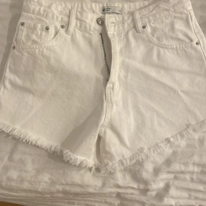 Vita shorts  - Aldrig använt plagget för dom är lite förstora för mig