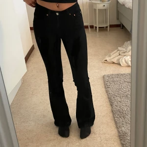Jeans  - Low Waist svarta jeans från Gina Tricot ”Perfect jeans” i strl 34. Jag är 165cm lång. ❣️⚡️ Bootcut 