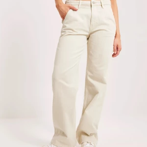 Jeans Gina Tricot  - Cargo jeans från Gina Tricot i storlek 40, helt oanvända kvar i förpackning med lapp.