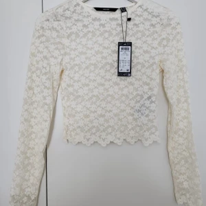Helt ny topp strl xs - Säljer en helt ny topp från Veromoda strl xs i spets i färgen gräddvit 