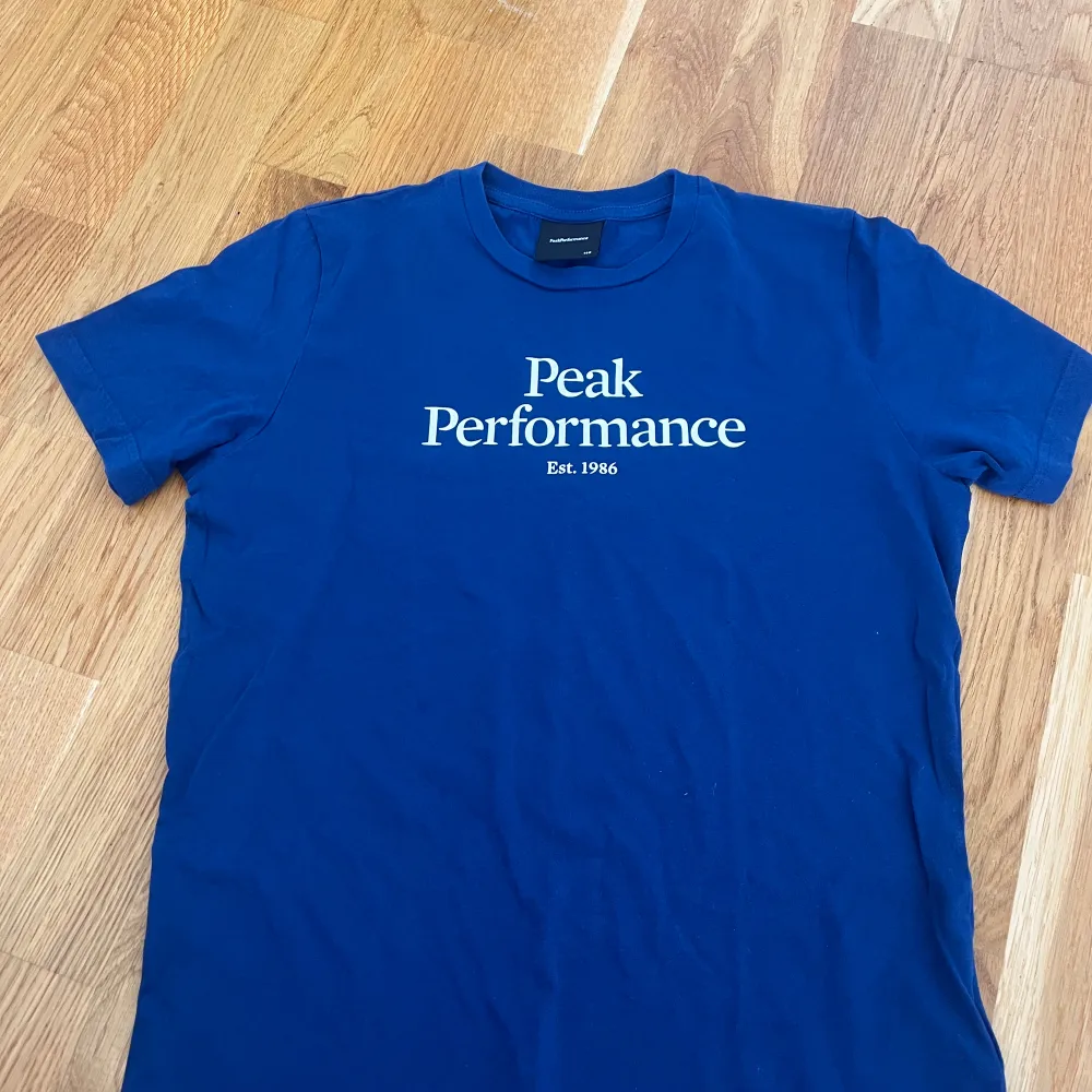Blå PeakPerformace T-shirt. Använd några gånger men inga defekter, säljer pga av den är för liten. Barnstorlek.. T-shirts.