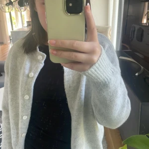 Grå kofta  - Jätte fin grå kofta som är helt oanvänd och så bra skick! Jätte mjuk och skön🤍