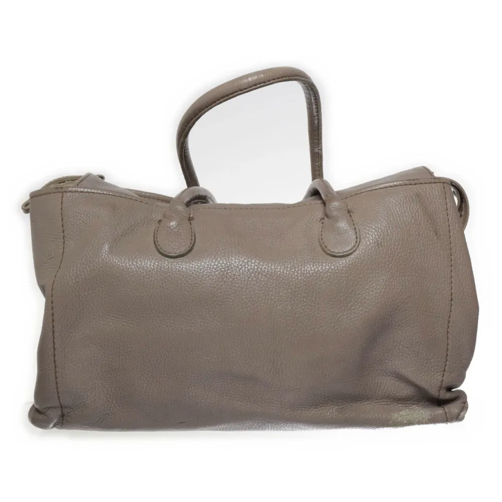 Jättesnygg beige handväska från märket Rabeanco. Bredd: 37cm, djup: 10cm, höjd: 27cm.💗Klicka på köp nu! (Defekter förekommer). Väskor.