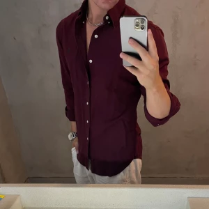 Ralph Lauren skjorta - Hej, säljer nu min fina Ralph Lauren skjorta storlek M slimfit. Den är i nyskick och kommer vara otroligt snygg i sommar. Nypris 1500kr! Vi kommer att sälja liknande produkter nu i sommar så glöm inte följa profilen!🌊🍾