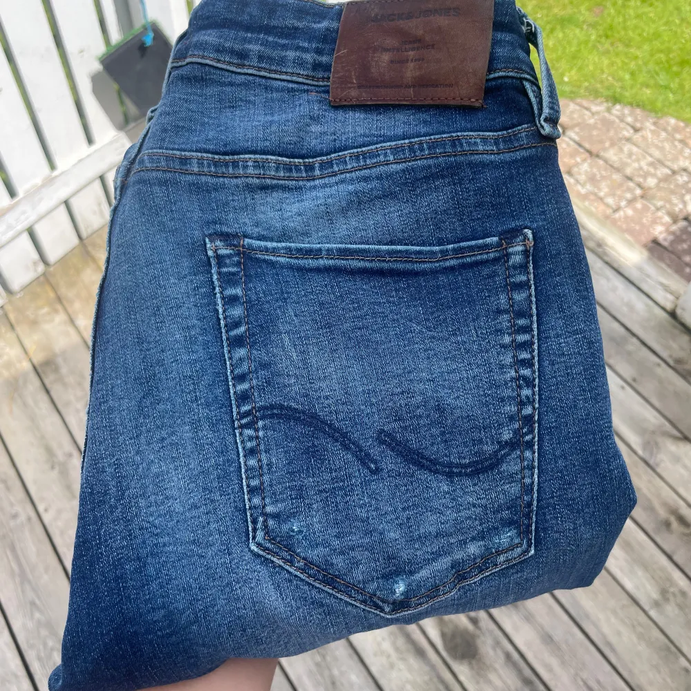 säljer nu dessa fet Jack and Jones jeans med slitningar som inte kommer till någon användning. Modellen heter slim/glenn. storlek 31/32 men passar även 30/32. Hör av er vid frågor eller funderingar. . Jeans & Byxor.