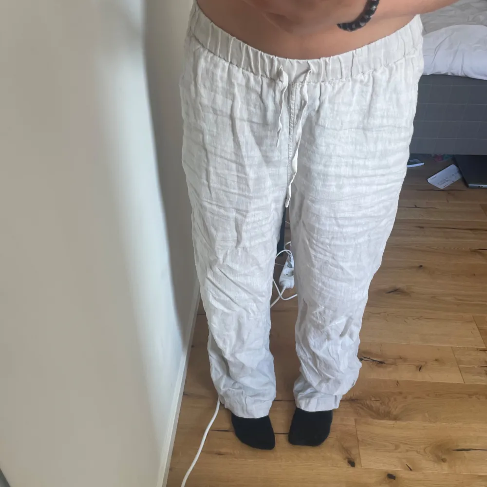 Linnebyxor från Arket☺️ Nypris 700 kr! Är 168 cm lång, pris går att diskutera. Farkut & Housut.