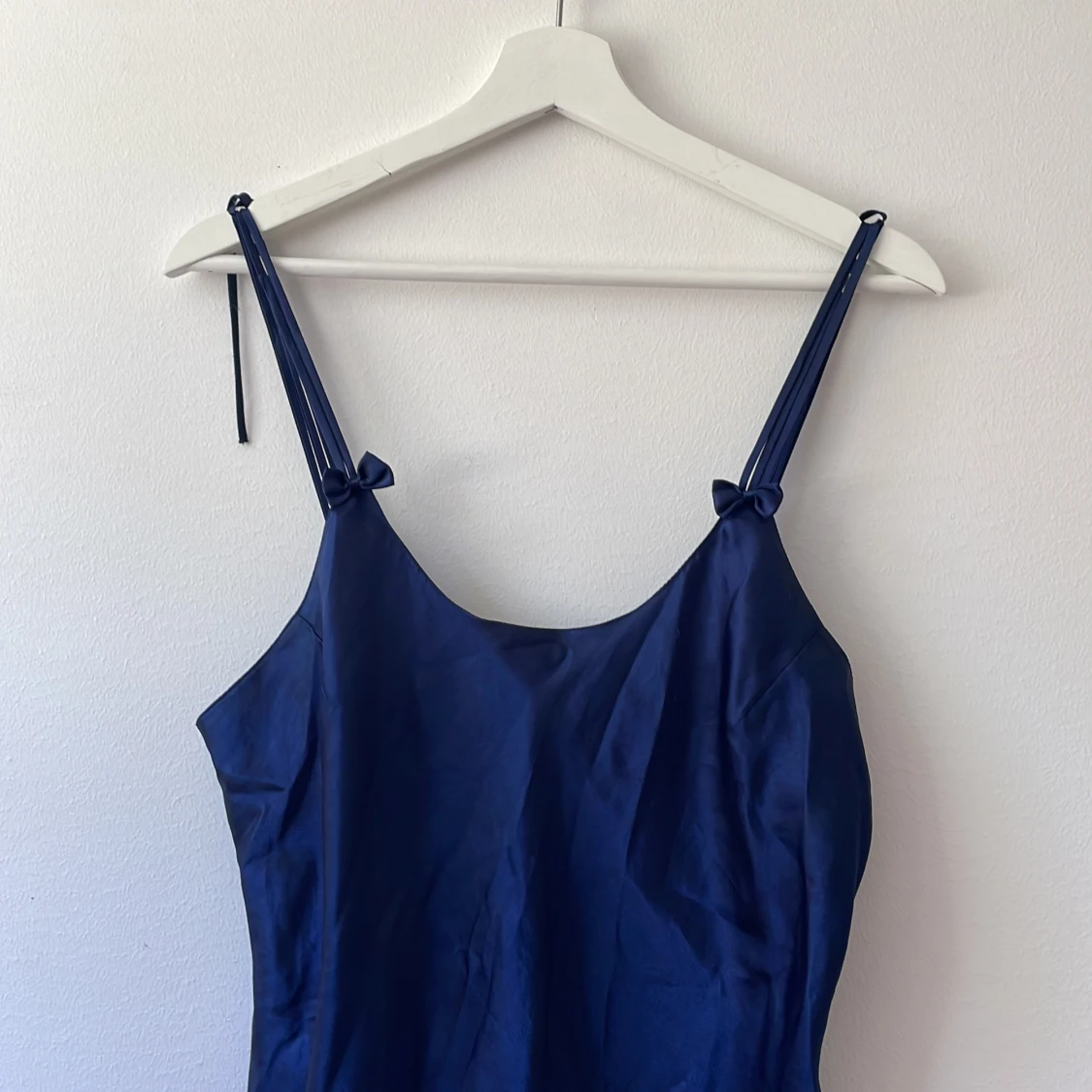 Slipdress rosettdetaljer