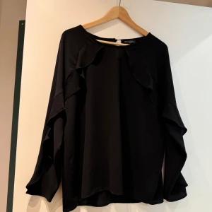 Blus  - Svart blus med detaljer på båda armar. I storlek L✨ 