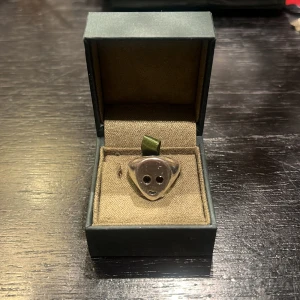 Maria Nilsdotter ring - Säljer denna Maria Nilsdotter alien ring köpt för ca 2 år sedan, bra skick, saknar kvitto men box tillkommer, storlek är 16