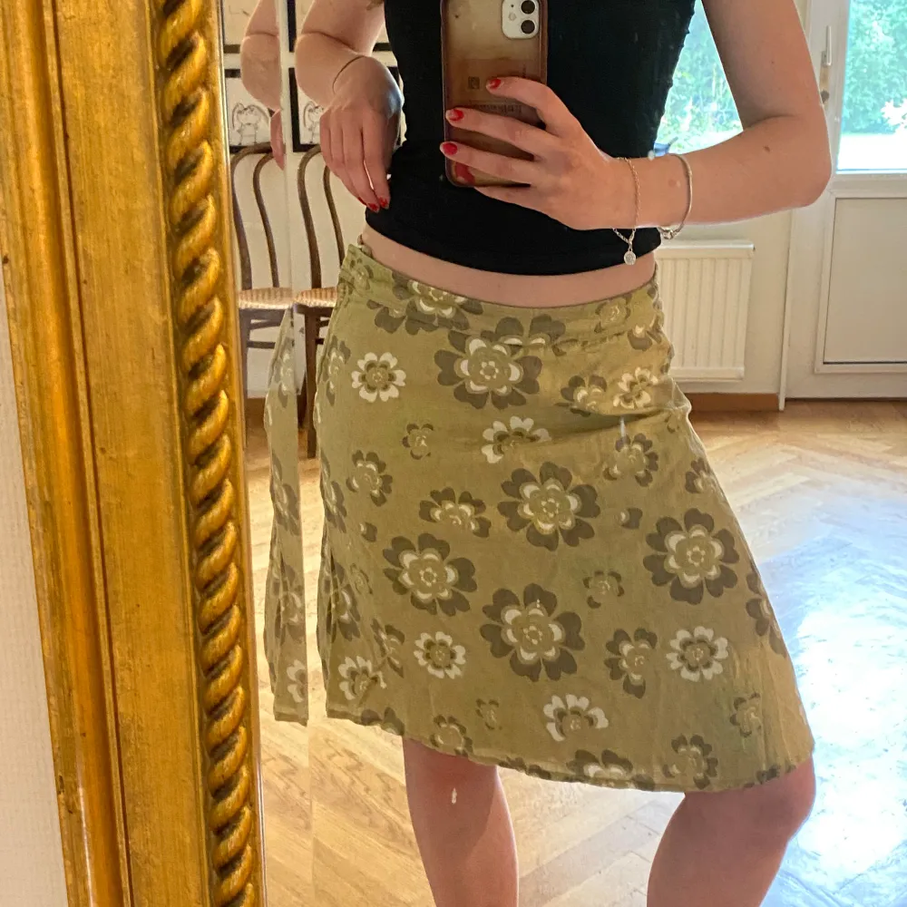 Söt kjol från hm för länge sedan. yttertyg i 100% lin, innertyg i 100% bomull. Storlek 38 men passar även mindre storlekar om man vill ha den lågmidjad som på bilden🌻. Hameet.