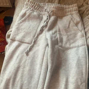 Gråa mjukisbyxor - Kommer inte till användning. Ser ut som när ja köpte.