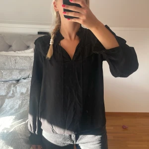Svart blus - Supersöt svart blus från Kappahl. Har inga defekter. Den är XS men passar mig som brukar ha S💗💗