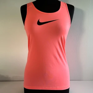 LINNE - Supersnyggt korallfärgat Nike-linne i storlek M (passar även S)🩷Endast använt fåtal gånger, i nyskick! Köpare står för frakt🤗