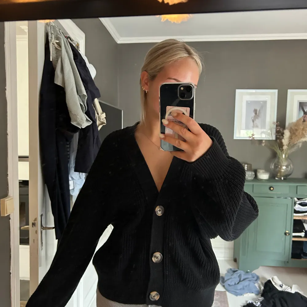 Svart stickad kofta/cardigan från HM.   Storlek S men oversized. Sällan använd🥰 (Lappen bortklippt på grund av att den syntes). Säljer på grund av att den inte kommer till användning. . Tröjor & Koftor.