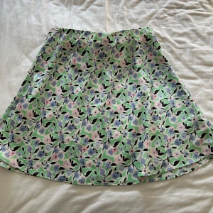 Blommig kjol  - Har bara använt två gånger så helt ny. Mycket skönt tyg. Så mysig att ha😊💕