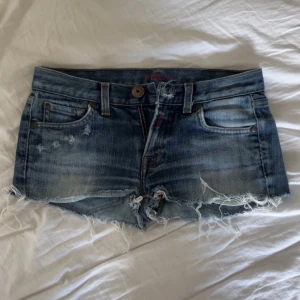 Replay shorts - Sjukt snygga replay shorts i bra skick! 35cm rakt över. Skriv för fler frågor❤️