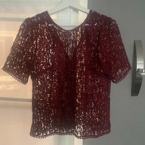 Söt spetstopp - Säljer denna röda spetstopp då den inte kommer till användning💕Endast använd 1 gång😇😇