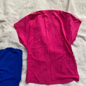 T-shirt - Två T-shirtar, blå och rosa. Säljer båda för 35 kr😍