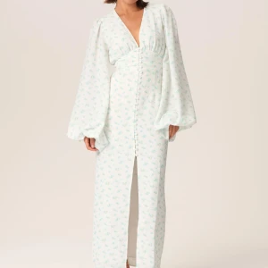 Adoore klänning - Hej, säljer min fina adoore klänning. Endast använd en gång under midsommar. Precis som ny. Nypris ca 1700kr men kan tänka mig att gå ner i pris vid snabb affär🩷🩷🩷