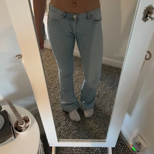 Zara jeans  - Ljusa super fina jeans ifrån zara! Väldigt fint skick