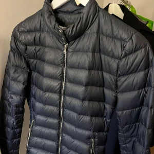 Marinblå jacka  - Storlek är M men passar även S.