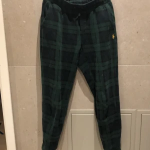 Ralph lauren pyjamas byxor  - Hej! Säljer dom har brallorna för att de har vuxit ur mig. De sköna varma och mjuka på insida och såklart snygga.