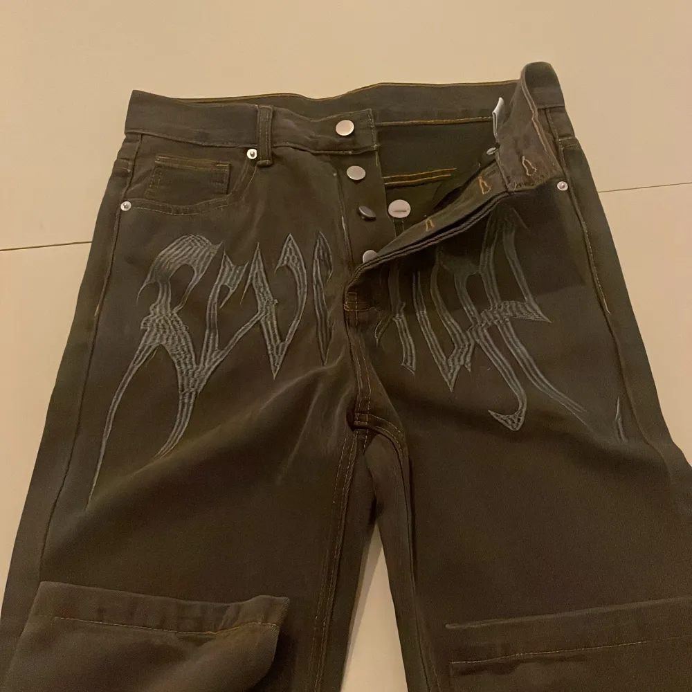 Storlek: M Aldrig använde helt nya svarta jeans med snyggt tryck på framsidan. Jeans & Byxor.