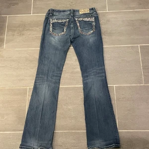 Miss me jeans! - Ett par fina missme jeans i storlek. 28Midja:,28 Ytterbenslängd:105 , innebenslängd: 85, benöppning:.20 Tyvärr har vi inga bilder hur de sitter på så jämför gärna måtten med ett par egna byxor. Skriv på dm vid frågor eller fler bilder💫