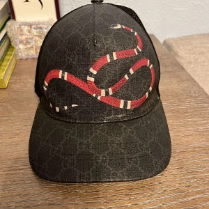 Äkta Gucci keps svarta , röda ormar storlek S - Äkta Gucci keps svart med röda ormar, storlek S. Skick 8,5 av 10. Köpt på Guccis hemsida , tillkommer med kvitto utan box. Säljs pågrund av ingen användning. 