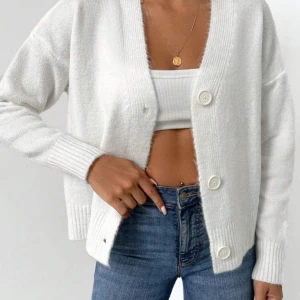 Kofta - Vit stickad kofta från shein, aldrig använd!