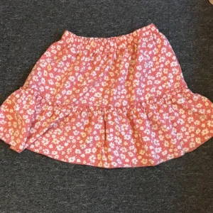 sommrig kjol  - ny kjol  aldrig använd  