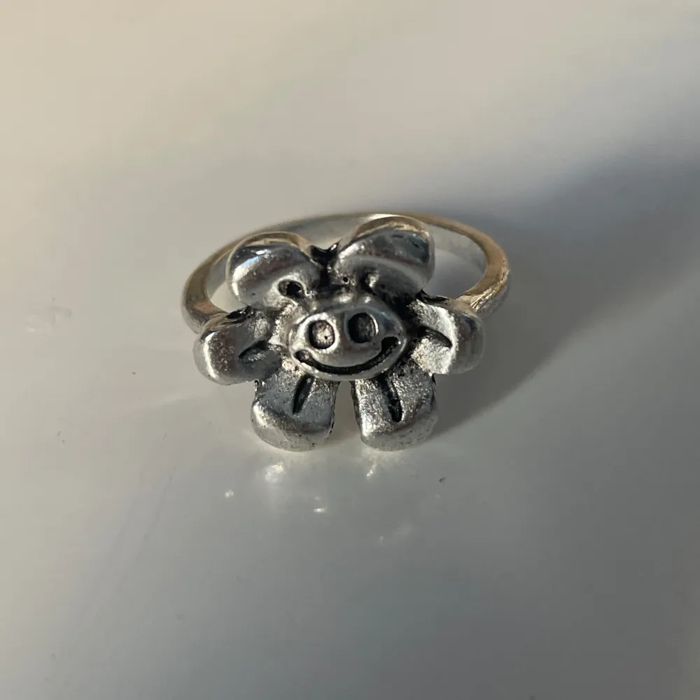 Silverring i zinc legering som har diametern 1,7cm. Köp gärna med köp nu!. Accessoarer.