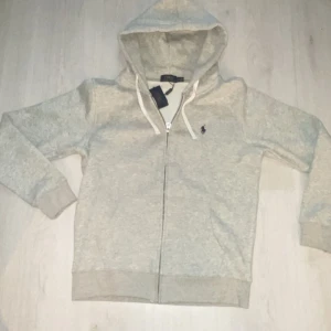 Ralph Lauren zip - Säljer nu min Polo zip då den är för stor för mig. Helt ny aldrig använd. Storlek M men skulle säga att den sitter mer som L nästan. Riktigt skön.  Pris kan diskuteras vid snabbaffär men inga drömpriser👍🏻