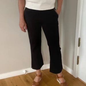 Culture byxa trekvarts svart S - Trekvartsbyxa med fina detaljer på fickorna samt sprund nedtill. Svart, Stl S. Kika gärna på mina övriga annonser. Köp bundle om du vill beställa flera varor på en frakt! Djur- och rökfritt hem.
