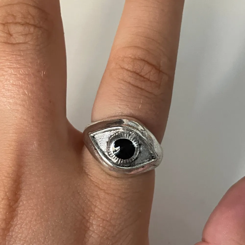 Silverring i zinc legering som har diametern 1,9cm. Köp gärna med köp nu!. Accessoarer.