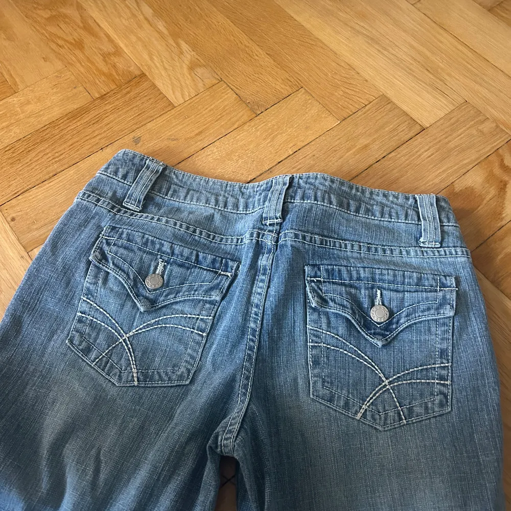 Väldigt snygga lowaist jeans som tyvärr inte kommer till användning längre. Köpta i usa. Bra längd på mig som är 170cm. Väldigt bra skick. Kontakta vid intresse🤍. Jeans & Byxor.
