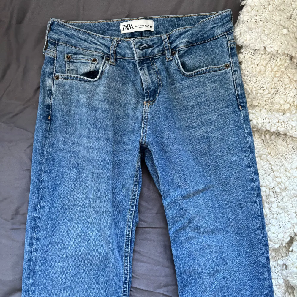 lågmidjade bootcut jeans från zara, nyskick!. Jeans & Byxor.