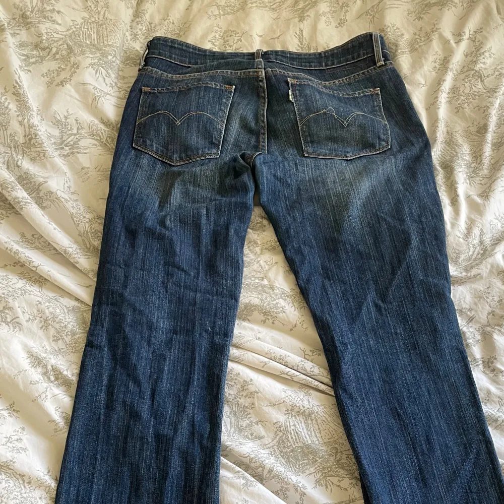 Ovanliga jeans som tyvärr inte sitter något vidare på mig själv;( hyfsat skick med slitningar på vissa sömmar, speciellt trådarna på bakfickans mönster. Eco jeans såldes utan patch och med grön text på lappen vilket sticker ut från andra Levis jeans.. Jeans & Byxor.