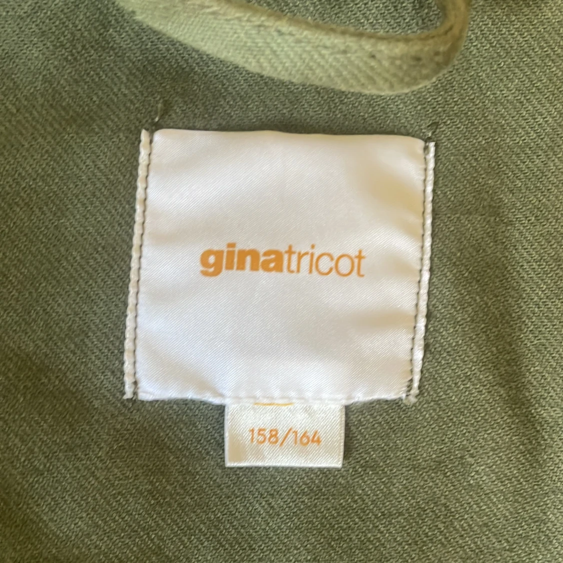 En grön jeans jacka  - 91