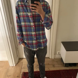 Ralph Lauren Flanellskjorta  - Säljer nu min asfeta Ralph Lauren flanellskjorta. Köpt på plick för 750 och är sparsamt använd. I princip nyskick då jag köpte den i nyskick och knappast använt den. Storlek:M Pris: 499