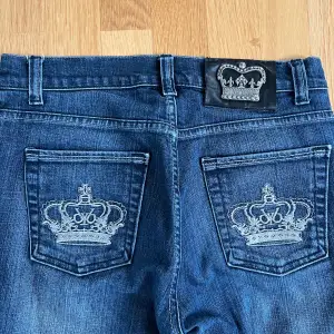 Säljer mina super vackra oanvända Victoria Beckham jeans då de inte passade mig❤️ Modellen är lågmidjad och utsvängda längst ner, kan tänka mig att sänka till ca 600/650 kr om man är snäll🫶🏻 Skriv vid minsta  fråga/ kram Julia💕💕