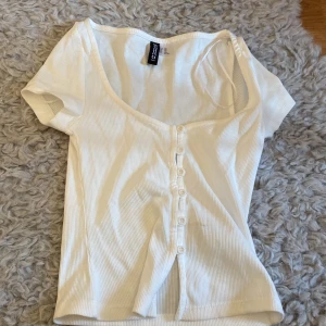 Fin T-shirt med knappar - Väldigt fin sommar t shirt men knapar änvänd  få gånger och bra skick