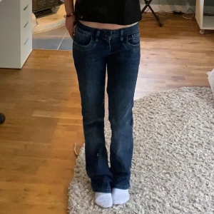 Ltb valerie jeans - Säljer mina superfina Ltb jeans då jag inte använder dem längre☺️ Dem är superfint skick förutom att dem är lite slitna där nere vid fötterna, som man kan senap bild 4❤️ Fråga gärna ifall du har någon fråga☺️