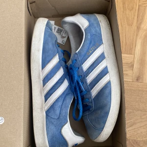 Gazelle skor - Säljer nu mina använda adidas gazelle skor i använt skick. 