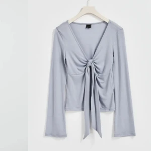 Topp - Säljer denna fina ljusblåa topp från gina då den inte kommer till användning, helt ny med lapp kvar, storlek M, säljer för 199kr + frakt eller lägg ett prisförslag🫶