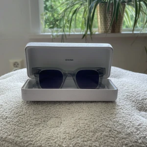 Chimi, 04 Grey - Säljer mina Chimis för att de inte används. De är modell 04 Grey och är perfekta nu till sommaren, skick 9/10 använda typ 5-6 gånger