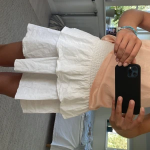 Vit volangkjol - Säljer denna superfina vita volangkjolen. Lappen är bortklippt så vet varken storlek eller märke men jag skulle säga att den passar xs/s.💗