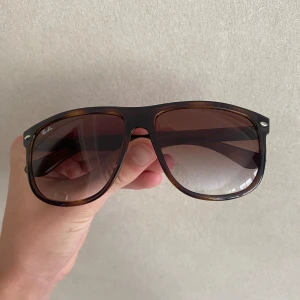 Rayban Boyfriend - Säljer ett par spritt nya Rayban Boyfriends (Inte dom på bild men exakt likadana). Dom är helt oöppnade! Nypris är 1370kr!