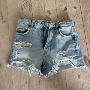 Jeansshorts zara - Säljer dessa snygga jeansshorts från zara i strl 32, men passar större.💕Hör av er vid frågor.
