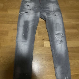 Dsq2 jeans - Säljer nu dessa feta gråa dsq jeans för ett dunder pris! Skick 9/10 och tags följer med. Det är bara att skriva vid funderingar eller liknande! Pris går att diskuteras 